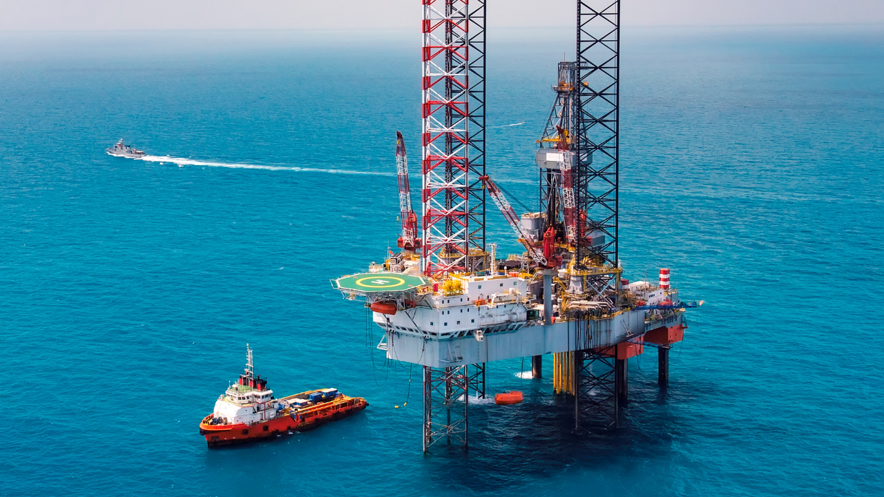 Offshore drilling rig with support vessel